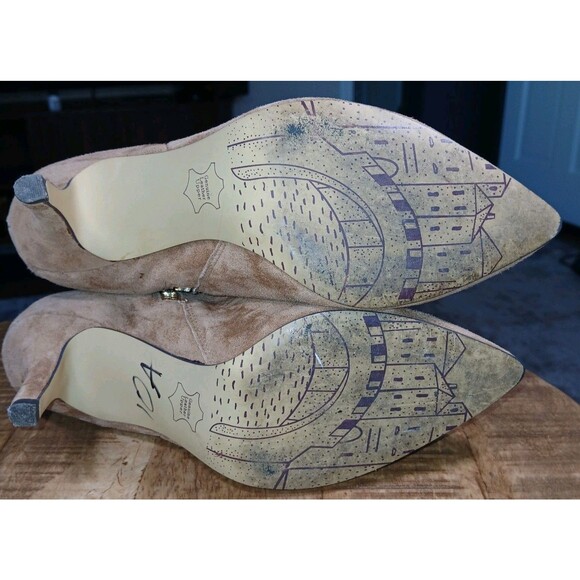 Bella Vita Tan/Beige Suede Sz 6. 5 Bootie Tapered Heel Ankle Boots Gold Zipper - Picture 10 of 15